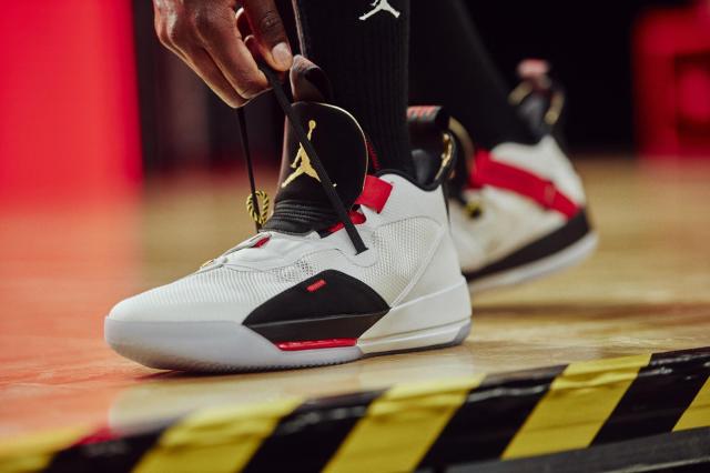 ジョーダン メンズ バッシュ Jordan XXXIII 33 “Future Flight” - White/Metallic Gold/Black/Vast Grey_2