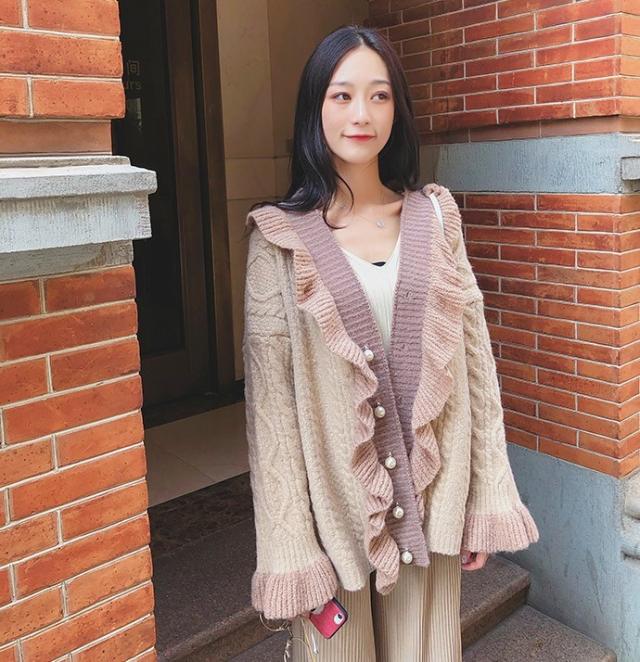送料無料 ラブリー 人気 たっぷりフリルニットカーディガン パールボタン フェミニン ガーリー 大人かわいい 秋冬 A1042の通販はau Pay マーケット K M Base
