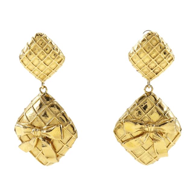 CHANEL シャネル キルティング 金メッキ ゴールド イヤリング CHANEL シャネル キルティング 金メッキ ゴールド イヤリング
