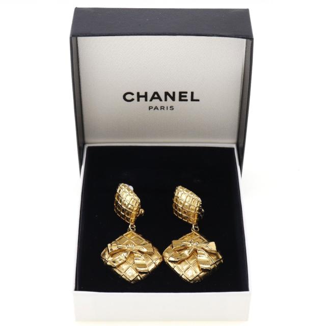 CHANEL シャネル キルティング 金メッキ ゴールド イヤリング CHANEL シャネル キルティング 金メッキ ゴールド イヤリング