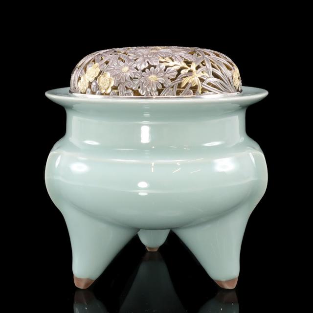 【極美品】諏訪蘇山作 香炉 青磁 三足香炉 純銀 花刻透し火屋 信幸造 三代 諏訪蘇山 作 青磁袴腰香炉 松興堂 造 純銀 四君子肉彫