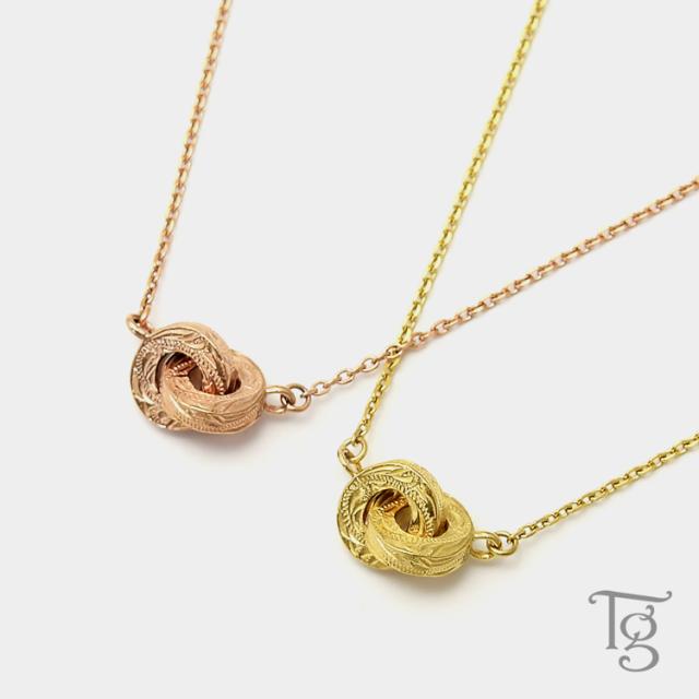 ハワイアンジュエリー ペアネックレス 2本セット 金属アレルギー ステンレス つけっぱなし インフィニティ インターロッキング ダブルリング 2連リング ハワイアン ハワジュ【ローズゴールドカラー＆イエローゴールドカラー】(lstn022rgyg_pair)の通販は 8,036円