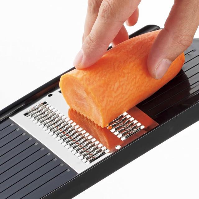 スライサー キッチンツール キッチン用品 調理器具 カッター 滑り止め付き 厚さ調節 便利グッズ 料理 野菜調理 多機能 ホワイト シルバー フェミニン ドイツ製ガード付き ステンレススライサー キッチンツール 603506 爆買 ｜ディノス キッチン用品 調理器具 キッチンツール  ドイツ製ガード付き ステンレススライサー｜スライサー・カッター オンライン通販