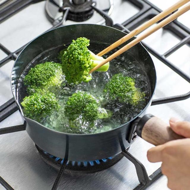 ≪単品≫ 鉄分もおいしさも足し加える！ 鉄の片手なべCOTETSU/コテツ【18糎】 鍋 フライパン 片手なべ 出どころ食麺麭 652611
