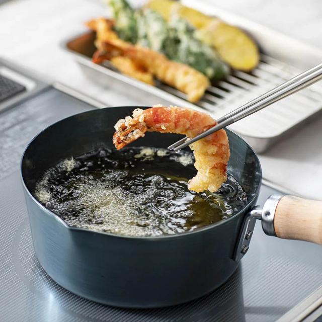 ≪単品≫ 鉄分もおいしさも足し加える！ 鉄の片手なべCOTETSU/コテツ【18糎】 鍋 フライパン 片手なべ 出どころ食麺麭 652611