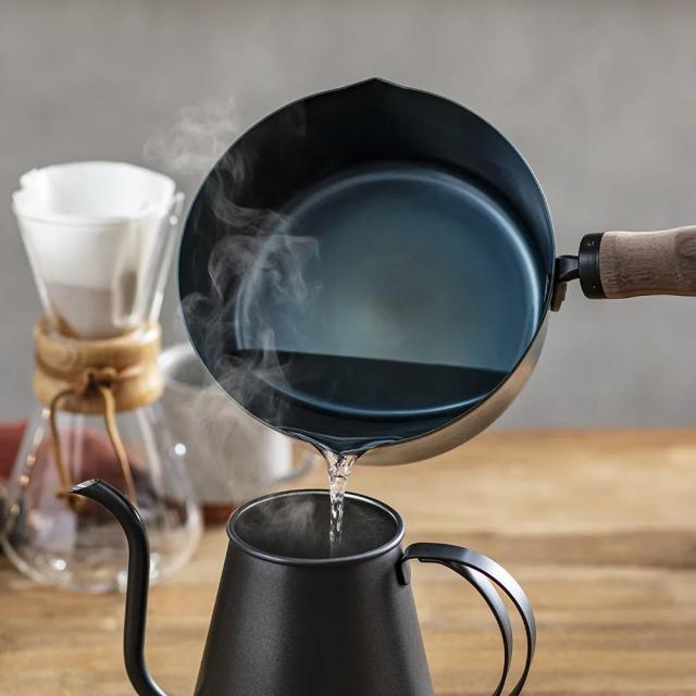 ≪単品≫ 鉄分もおいしさも足し加える！ 鉄の片手なべCOTETSU/コテツ【18糎】 鍋 フライパン 片手なべ 出どころ食麺麭 652611