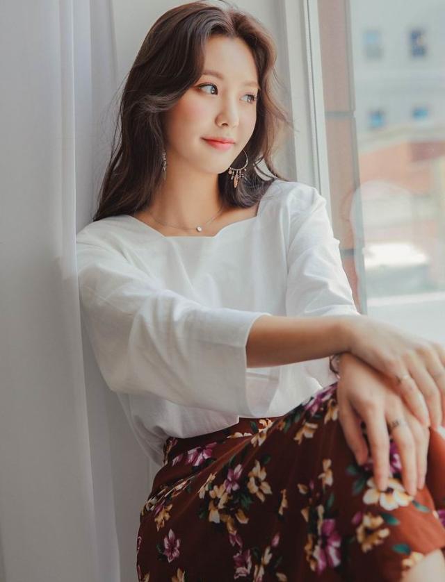 スクエアネックが鎖骨を綺麗に見せてくれる 上品で女性らしいブラウス の通販はau Pay マーケット Brutal Beauty ブルータルビューティ