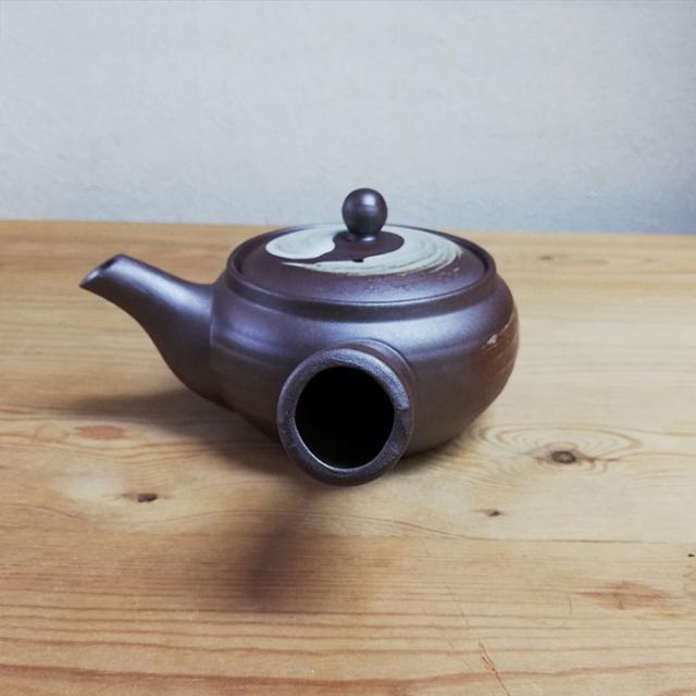 萬古焼 平形急須 2号 底網 白刷毛目 クーポン配布中 取寄品 おしゃれ 使いやすい 大きめ 大き目 大きい 洗いやすい ティーポの通販はau Pay マーケット キッチン用品 食器のowl Kitchen