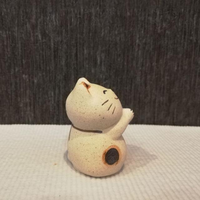【美品】ネコ　白猫　招き猫　陶器　置物　インテリア　工芸品　美術品　A1048 美品】ネコ 白猫 招き猫 陶器 置物 インテリア 工芸品 美術品