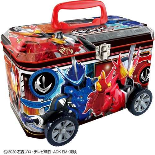 仮面ライダーセイバー クリスマスお菓子 車輪付き 手提げ缶 In お菓子 詰め合わせ プラバッジのおまけ付き 特撮ヒーロー の通販はau Pay マーケット シネマコレクション 5400円以上で送料無料