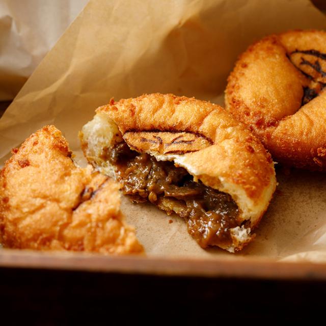 自家製牛すじ煮込みのチーズカレーパン10個入 カレーパン パン 国産 牛すじ 父の日 母の日 お中元 お歳暮 ギフト プレゼント