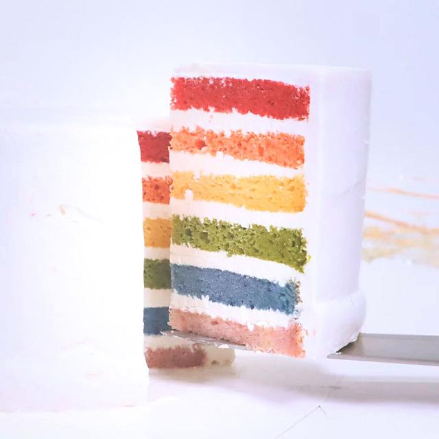 夢幻レインボーケーキ（4号サイズ） 虹色 誕生日ケーキ バースデーケーキ 4号 記念日 お祝いスイーツ 冷凍ケーキ ギフト 御歳暮ギフト