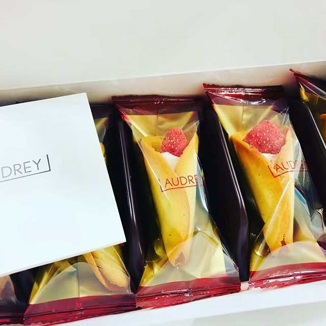 Audrey オードリー グレイシア ミルク 8個入り 苺 ミルク クリームクッキー お菓子 のし無料 袋付き お祝いの通販はau Pay マーケット 時代商店