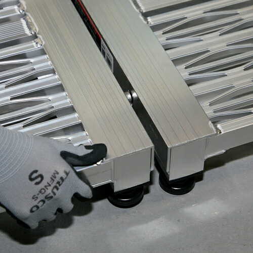 トラスコ中山（TRUSCO）　TRUSCO　低床式アルミ製ステップ　グレーチング仕様　６００Ｘ６００ＸＨ９０〜１２０　【品番：TFSG-0660AL】_4