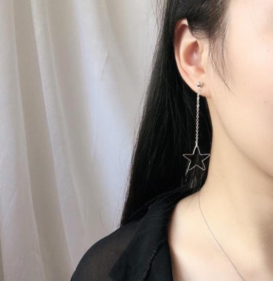 送料無料 お買得 韓国スタイル フリンジピアス 左右の違うデザイン あなたの美しさをより引き立てるピアス カラーシルバーの通販はau Pay マーケット Puddingdaddy