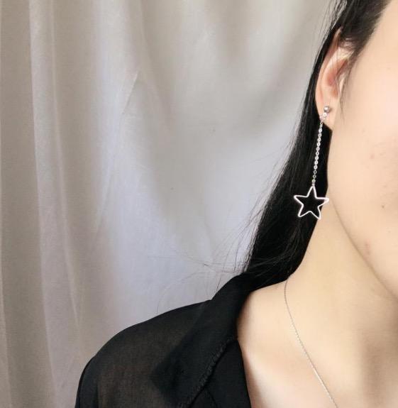 送料無料 お買得 韓国スタイル フリンジピアス 左右の違うデザイン あなたの美しさをより引き立てるピアス カラーシルバーの通販はau Pay マーケット Puddingdaddy