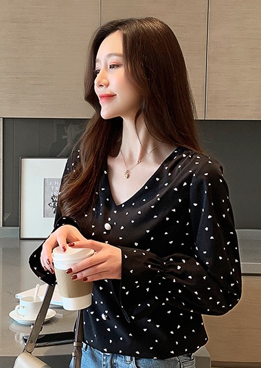 トップス ブラウス シフォン Vネック 長袖 フリル袖 ゆったり 大きいサイズ 大人可愛い 春 ハート柄 黒 10代 代 30代 お出かけ デート の通販はau Pay マーケット つらら商店 トップス ブラウス シフォン Vネック 長袖 フリル袖 ゆったり 大きいサイズ 大人可愛い 春 ハート柄 黒 10代 代 30代 お出かけ デート の通販はau Pay マーケット つらら商店