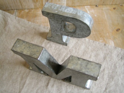 P C M ブリキ アルファベット A U ブリキ アルファベット オブジェ イニシャル おしゃれ 切り文字 看板文字 ローマ字 名前 玄関 置き物の通販はau Pay マーケット メルシープレゼント雑貨屋