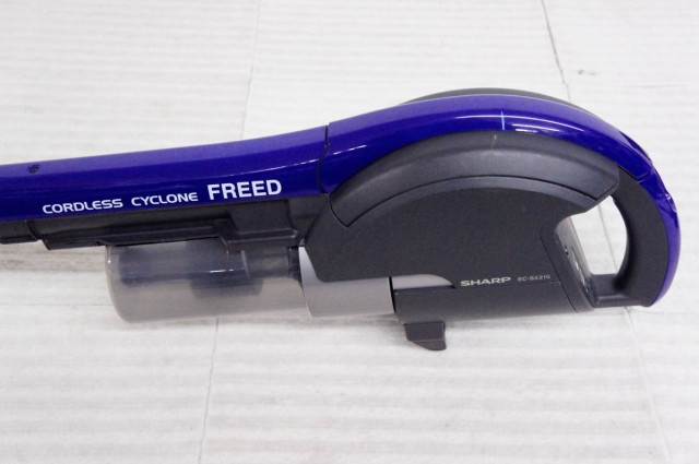 【中古】SHARPシャープ コードレスサイクロン掃除機 スティックタイプ FREED フリード 2 EC-SX210 充電式掃除機｜au PAY  マーケット