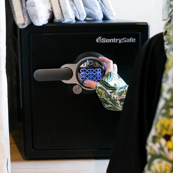 Sentry JFW123BTL ブラック [指紋認証型テンキー式1時間耐火・耐水金庫]_2