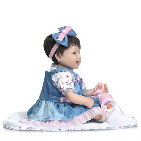 リボーンドール リアル赤ちゃん人形 かわいいベビー人形 衣装とおしゃぶり・哺乳瓶付き ダークヘアショートカットの乳児ちゃん