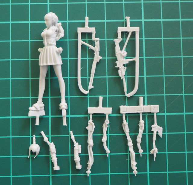 【超お買い得！】 1/35 未塗装 パワースーツを身に付けた盗賊団の美少女首領 プラモデル
