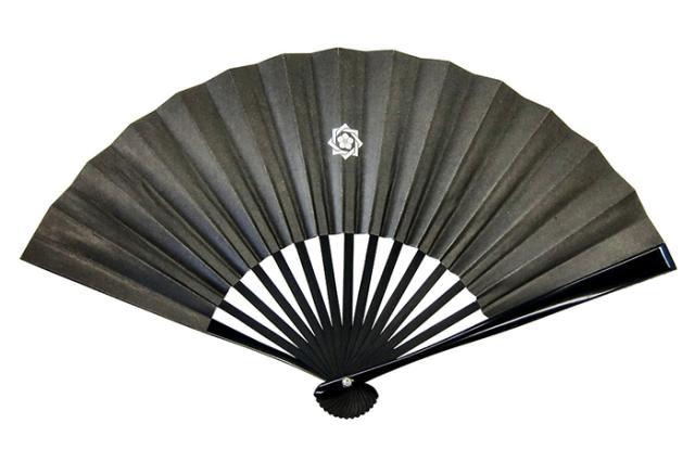 新品 鉄扇 八寸 黒 坂本龍馬 家紋入 扇子 護身用 アンティーク 武具 武士 鉄扇 護身用 8寸 黒 坂本龍馬家紋入 尾形刀剣 扇子 武道用