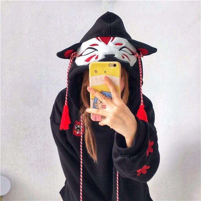 稲荷 狐 だるま パーカー フード付き 刺繍 裏起毛 フリーサイズ お稲荷パーカー 耳つきフード 紐付き ビッグシルエット の通販はau Pay マーケット Aio