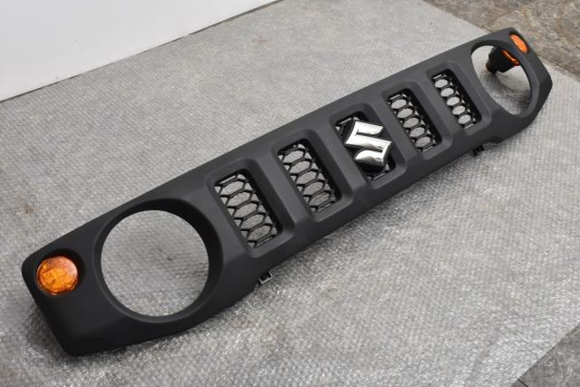 スズキ ジムニーjb64 カーボン調 フロントグリル中古 美品】スズキ JB64 ジムニー 純正 フロントグリル 品番:72111
