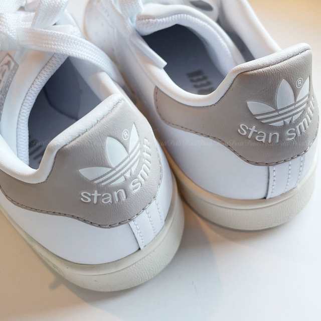 Adidas アディダス オリジナルス スタンスミス　stan smith　グレージュ GX8849 白スニーカー エコレザー｜au PAY マーケット