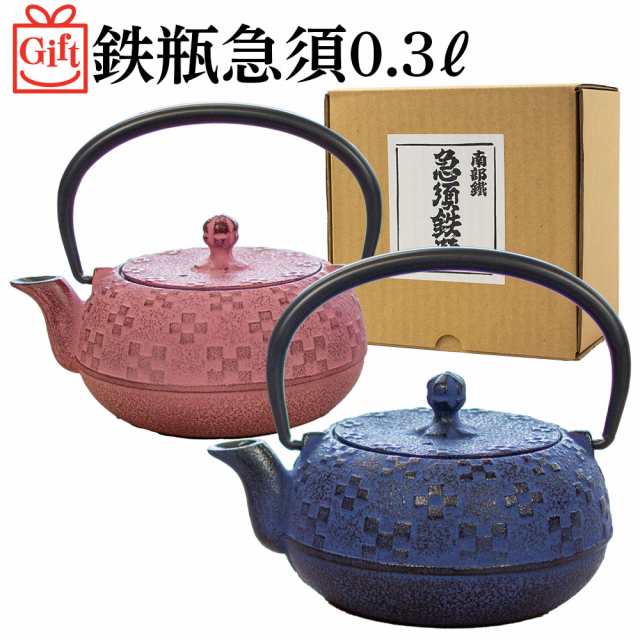 ギフト用 南部鉄器 急須 おしゃれ 日本製 カラーポット 0.3リットル 藍色 桜色 ティーポット 花織り模様 モダン かわいい 可愛い 茶こし付  内部ホーロー加工 及春鋳造所 鉄瓶 取っ手 人気 ギフト おすすめ プレゼント 割れない 和食器 父の日 母の日 敬老の日の通販はau ...