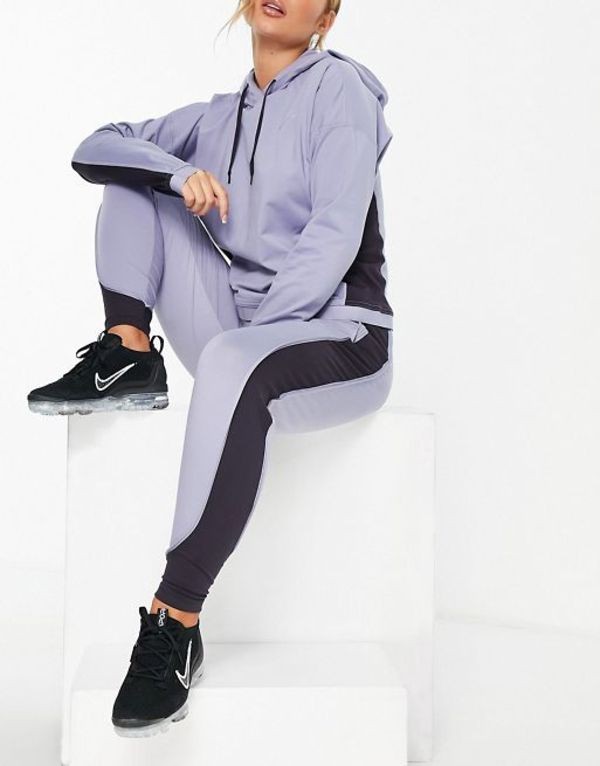 ナイキ レディース カジュアルパンツ ボトムス Nike Running Therma-FIT Essential leggings in pale  blue Pale Blue｜au PAY マーケット