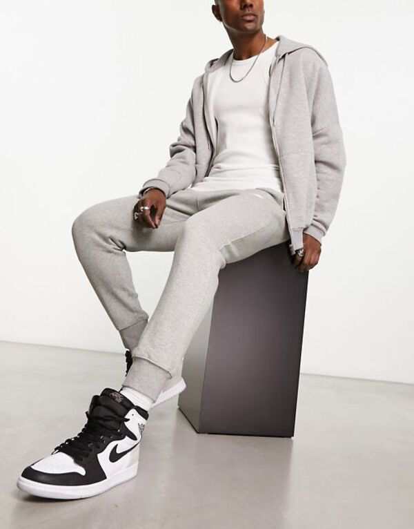 ナイキ メンズ カジュアルパンツ ボトムス Nike Club cuffed sweatpants in gray Gray