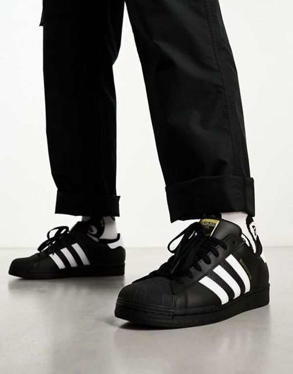 アディダス レディース スニーカー シューズ adidas Originals Superstar sneakers in black and white Black