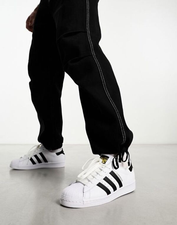 アディダス レディース スニーカー シューズ adidas Originals Superstar sneakers in white and black WHITE