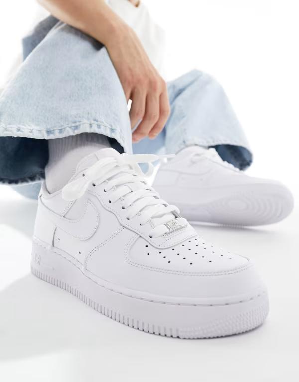 ナイキ メンズ スニーカー シューズ Nike Air Force 1 '07 sneakers in triple white WHITEの通販は 26,492円