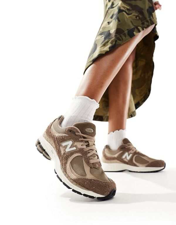 ニューバランス レディース スニーカー シューズ New Balance 2002 elements unisex sneakers in brown - Exclusive to ASOS BROWN