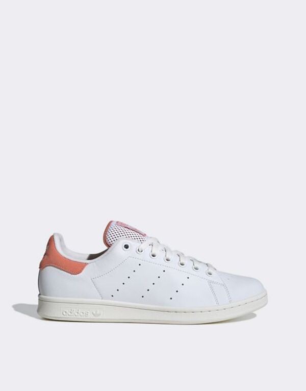 アディダス メンズ スニーカー シューズ adidas Originals Stan Smith sneakers with peach tab in white WHITE