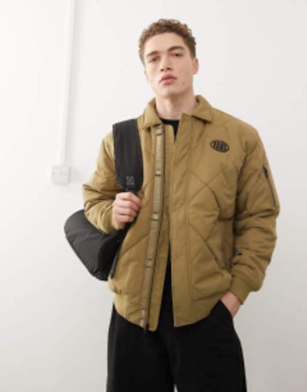 バンズ メンズ ジャケット・ブルゾン アウター Vans Hathaway bomber jacket in khaki Khakiの通販は