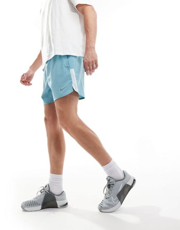 ナイキ メンズ ハーフパンツ・ショーツ ボトムス Nike Running Dri-FIT Challenger 5 inch shorts in light blue LIGHT BLUE