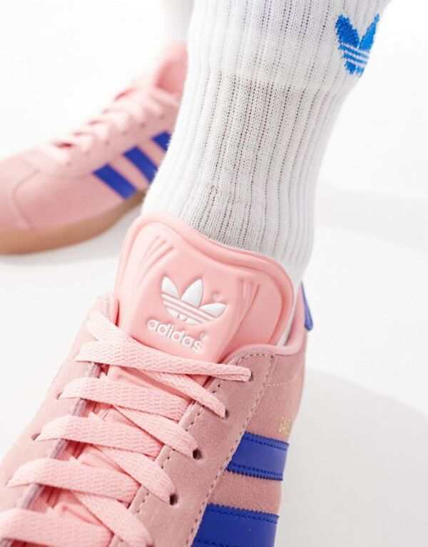 アディダス レディース スニーカー シューズ adidas Originals Gazelle sneakers in pink and blue PINK