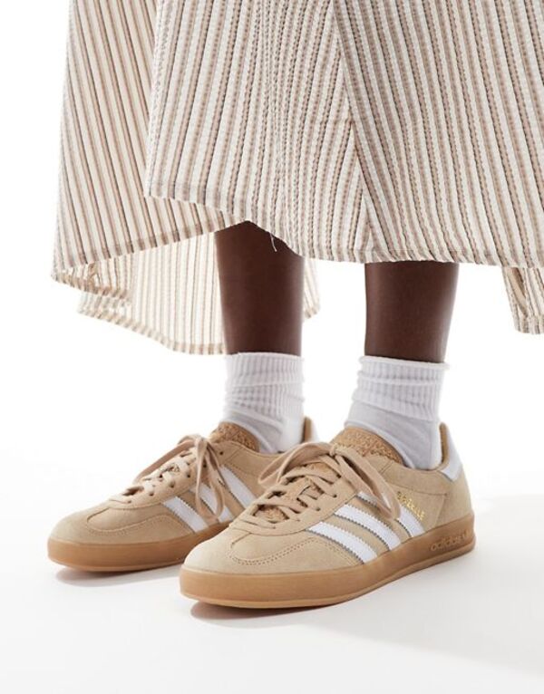 アディダス レディース スニーカー シューズ adidas Originals Gazelle Indoor sneakers in light brown and white BROWNの通販は