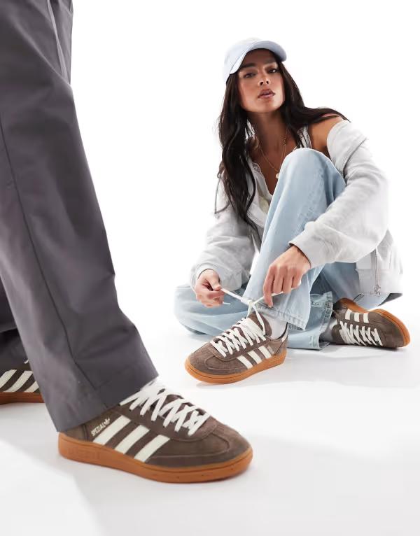 アディダス レディース スニーカー シューズ adidas Originals Handball Spezial sneakers in brown and white BROWNの通販は