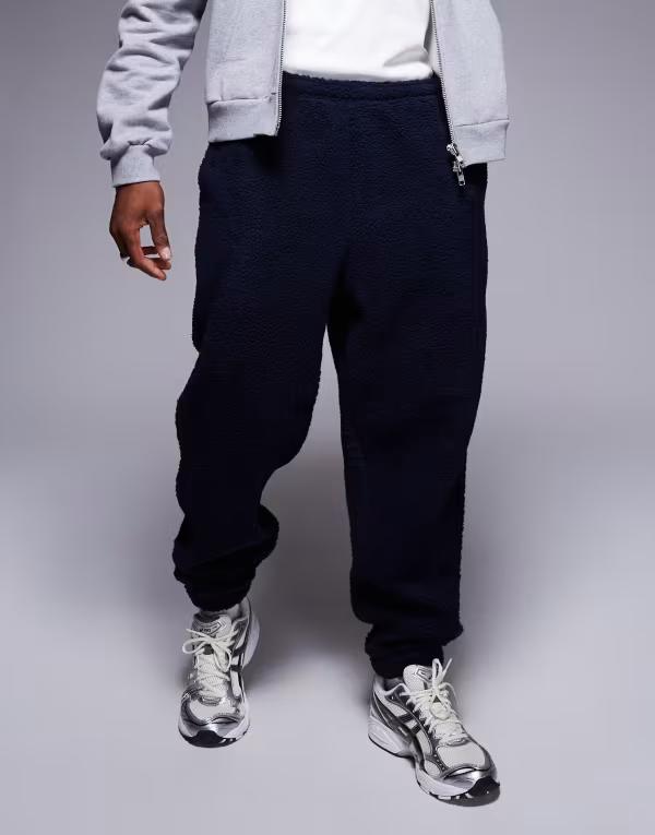エイソス メンズ カジュアルパンツ ボトムス ASOS DESIGN oversized borg sweatpants in navy navyの通販は