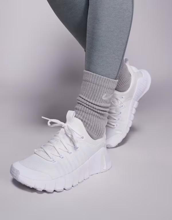 ナイキ レディース スニーカー シューズ Nike Training Free Metcon 6 sneakers in white WHITEの通販は