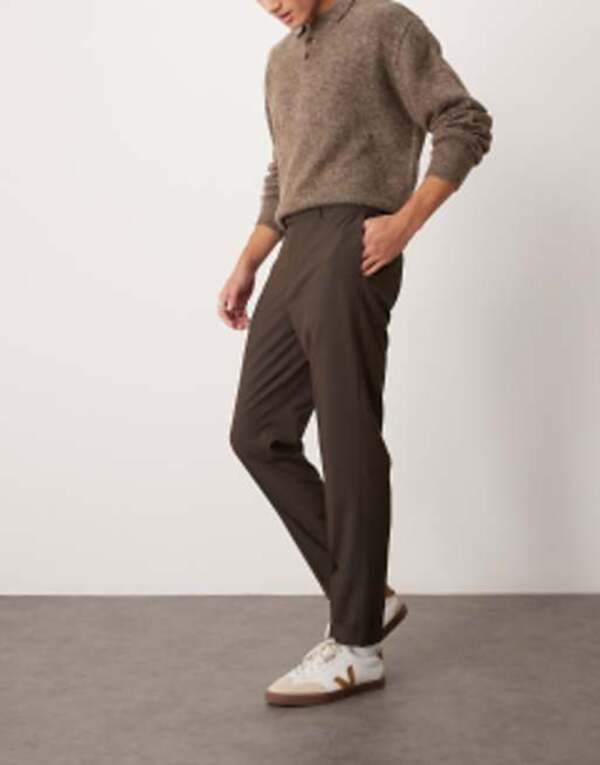 エイソス メンズ カジュアルパンツ ボトムス ASOS DESIGN smart tapered pants in brown microtexture BROWNの通販は
