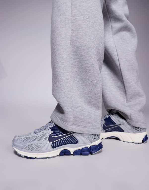 ナイキ メンズ スニーカー シューズ Nike Zoom Vomero 5 sneakers in gray and blue Gray