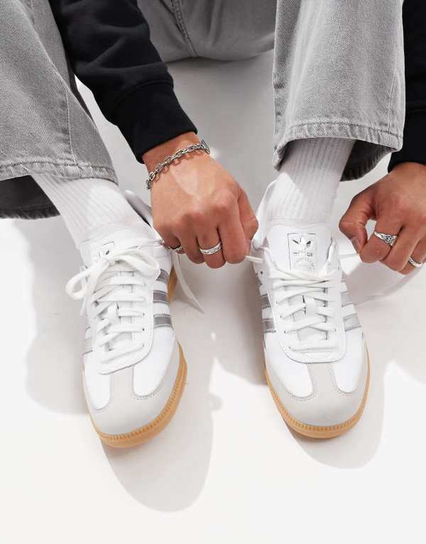 アディダス レディース スニーカー シューズ adidas Originals samba sneakers in white and silver WHITE