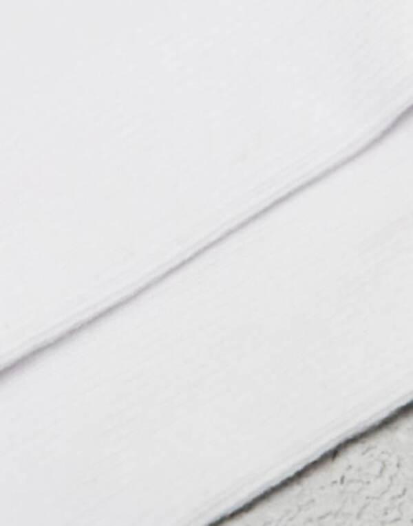 エイソス レディース 靴下 アンダーウェア ASOS DESIGN 3-pack short ankle socks in white with ruffle trim whiteの通販は