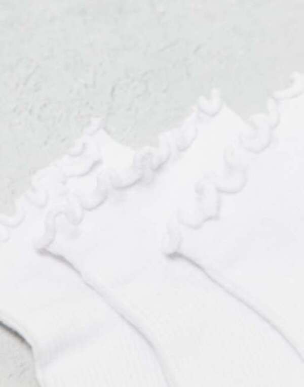 エイソス レディース 靴下 アンダーウェア ASOS DESIGN 3-pack short ankle socks in white with ruffle trim whiteの通販は